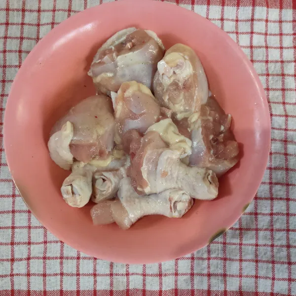 Ayam dipotong kecil-kecil, kemudian lumuri dengan garam dan lada bubuk. Diamkan selama 30 menit.