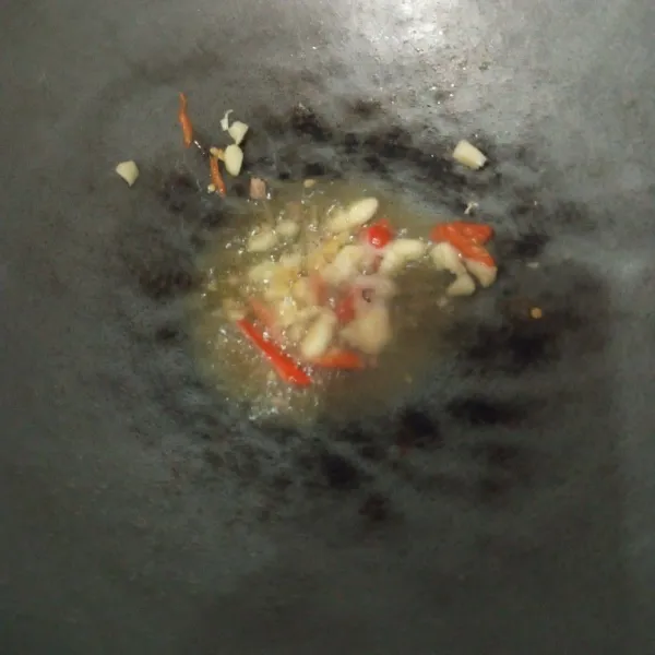 Panaskan minyak, tumis bawang putih dan cabai sampai harum.