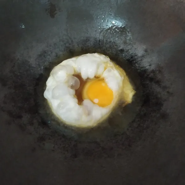 Di wajan lain, goreng telur sampai matang, sajikan nasi goreng kimchi bersama telur.
