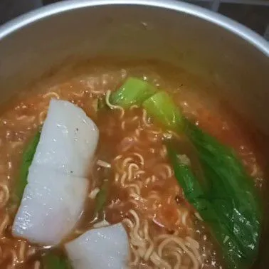 Terakhir sayur sawi dan Teoppoki, matikan api dan tambahkan perasan jeruk nipis, siap dihidangkan selagi hangat.