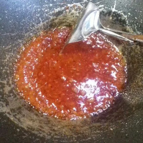 Panaskan minyak, tumis bumbu halus hingga wangi.