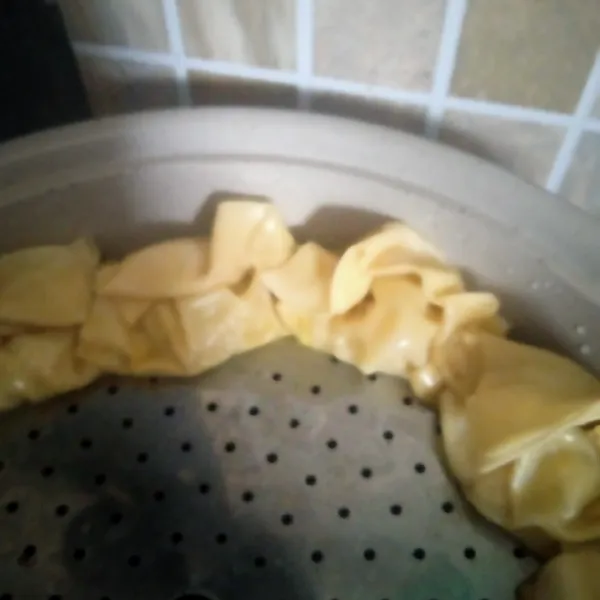 Letakkan bahan diatas kulit lumpia dan basahi tepian lumpia dengan minyak, lipat setiap sisi dan Kukus.