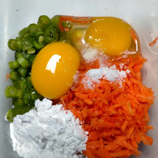 Masukkan telur, tepung sagu, kaldu bubuk, garam dan merica bubuk, aduk rata.