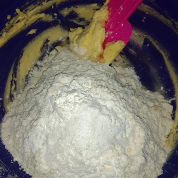 Setelah itu masukan bahan kering seperti tepung terigu pro rendah, maizena, baking powder, dan baking soda