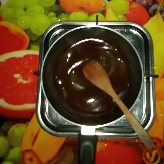 Pindahkan ke dalam wajan, nyalakan api kecil, masak sambil diaduk-aduk hingga mengental dan transparan. Sisihkan.
