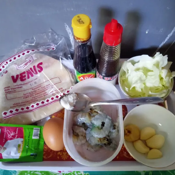 Siapkan bahan gyoza dan bahan saus (jahe parut, baput parut, minyak wijen & kecap asin).