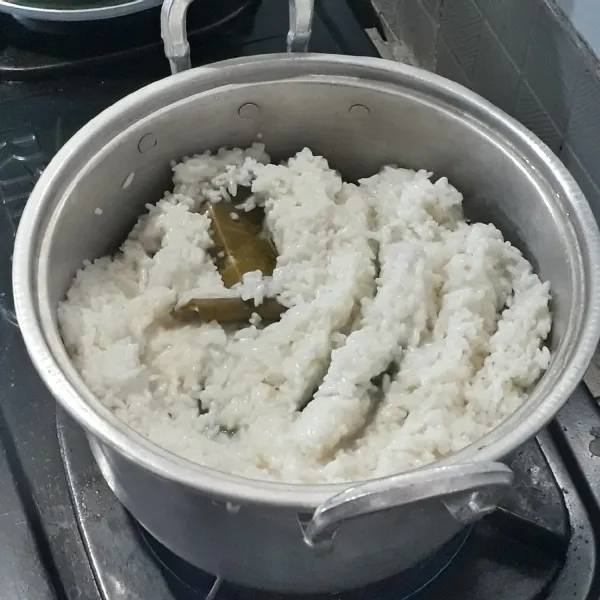 Siapkan kukusan, lalu kukus beras selama 30 menit atau sampai matang. Setelah itu, angkat dan sisihkan.