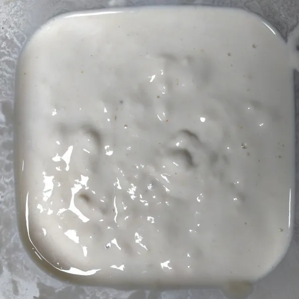 Campur tepung terigu, tepung beras, kaldu bubuk, lada bubuk dan garam, aduk rata. Tambahkan air dingin, aduk hingga adonan menyatu dan kental.