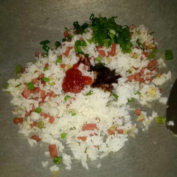 Tambahkan saos tomat, saos tiram, kecap asin, kaldu jamur dan bawang bombay. Aduk sampai tercampur rata, angkat.