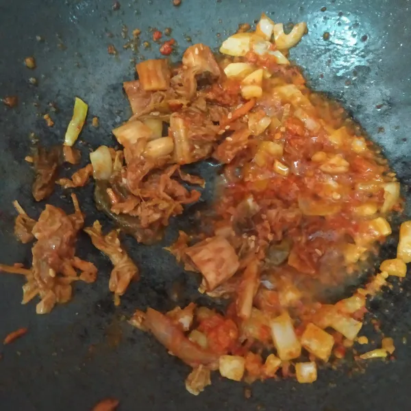 Masukkan kimchi, masak selama 3 menit.
