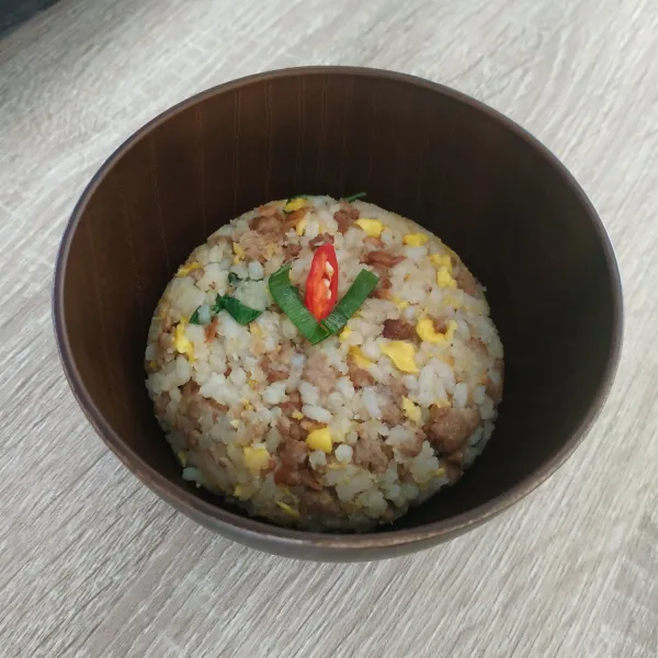 Nasi goreng siap disajikan.