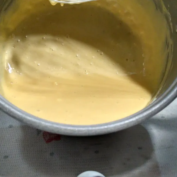 Tuang buttermilk ke dalam wadah, campur dengan mentega cair & telur. Masukkan bahan kering, aduk rata