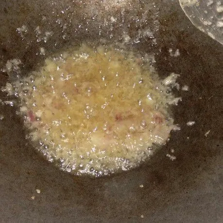 Tumis bumbu halus sampai wangi dan matang. Masukan telur ,orak arik sampai menggumpal.