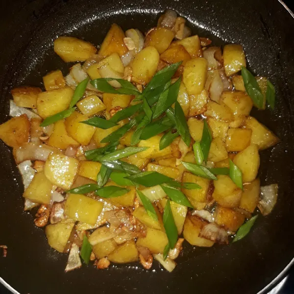 Tambahkan daun bawang. Aduk sebentar lalu angkat.