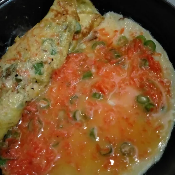 Masukkan sisa adonan telur, gulung kembali. Masak hingga matang.