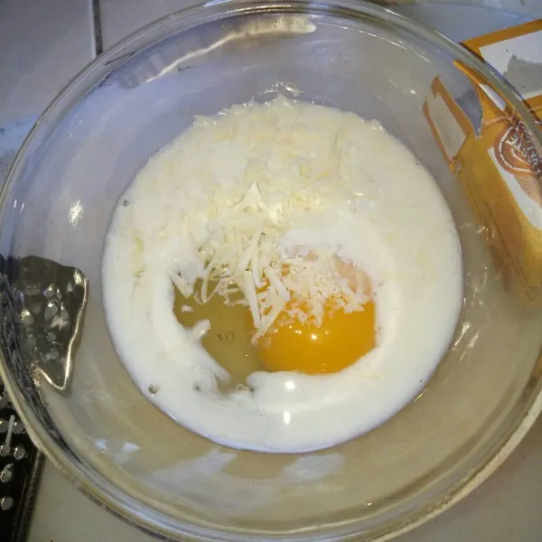 Siapkan wadah, kocok lepas telur, susu, kaldu jamur dan keju sampai tercampur rata.
