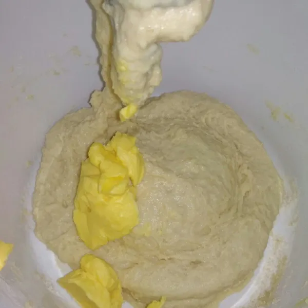 Setelah setengah kalis, masukkan butter dan garam uleni hingga kalis elastis