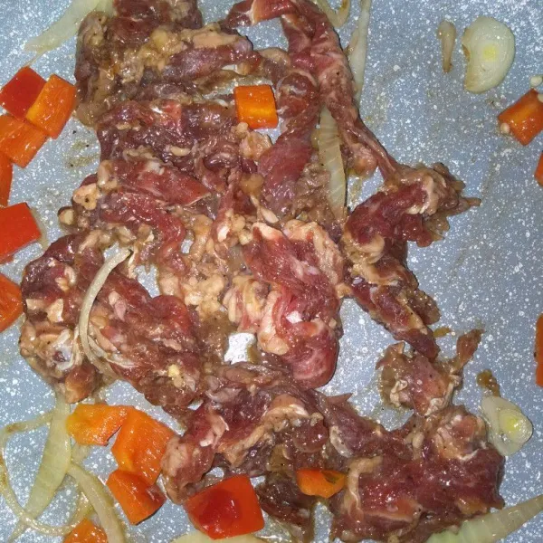 Masukkan beef marinasi.