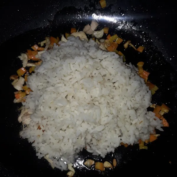 Masukkan nasi lalu aduk rata.