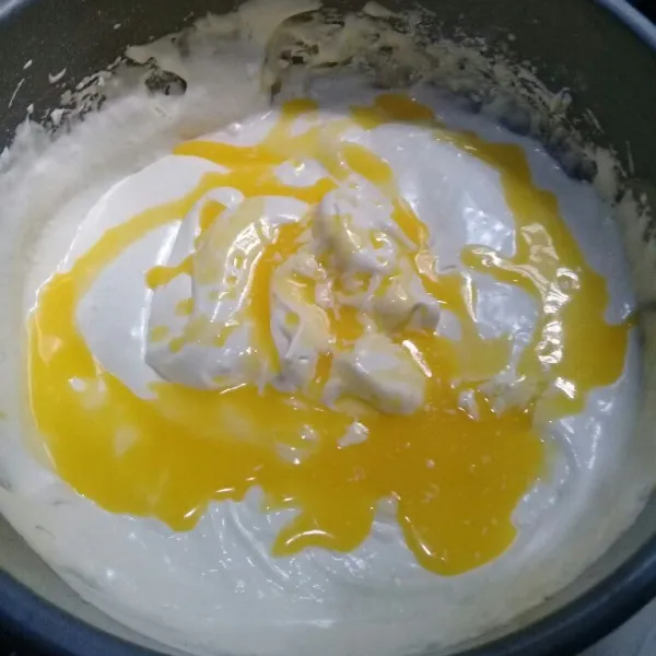 Masukkan margarin leleh, aduk balik dengan spatula sampai tercampur rata.