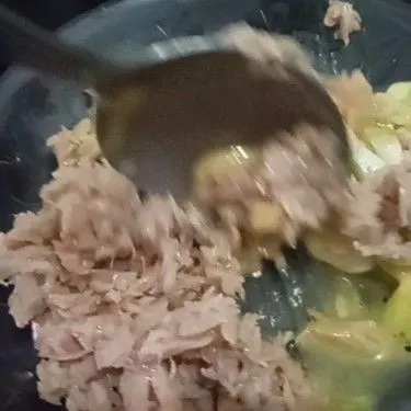 Campur sarden dan Rajangan daun prei, untuk telor campur dengan terigu dan kocok lepas.