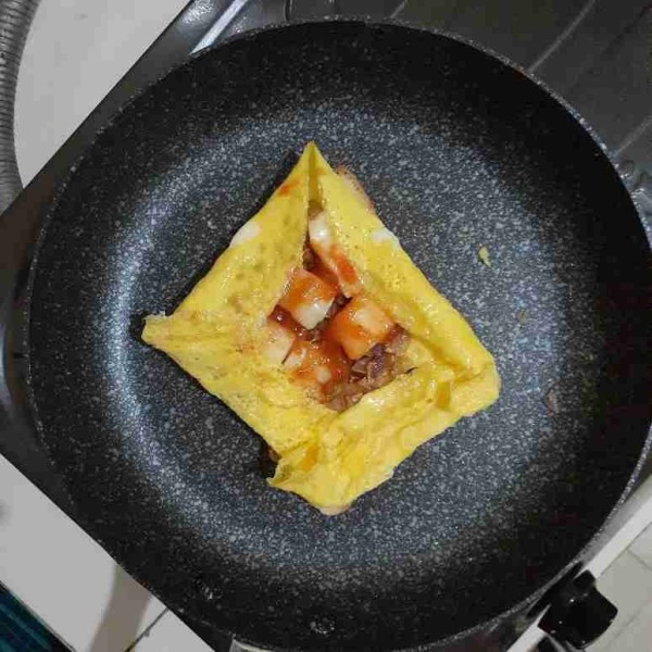 Lipat telur ke dalam, sesuaikan dengan lebar roti.