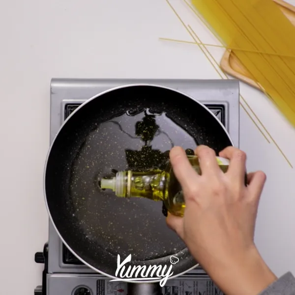 Panaskan mentega dengan olive oil. Tumis bawang putih hingga harum dengan api kecil.