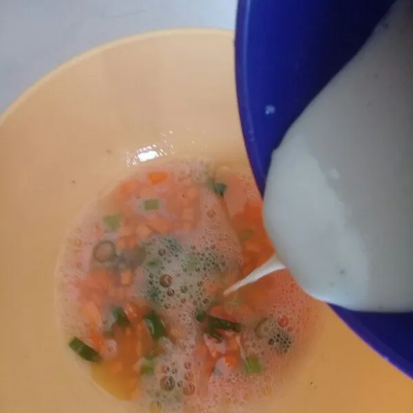 Masukan sayur dan adonan terigu, lalu aduk hingga semua tercampur.