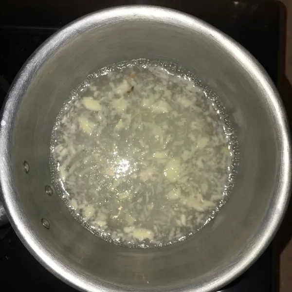 Rebus 200 ml air dan campurkan 3 siung bawang putih yang sudah diulek. Rebus hingga mendidih
