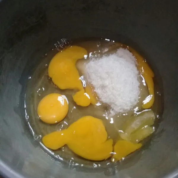 Masukkan telur, gula pasir dan ovalet ke dalam wadah.