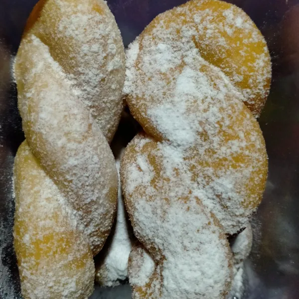 Taburi gula halus, ratakan diseluruh permukaan donat.