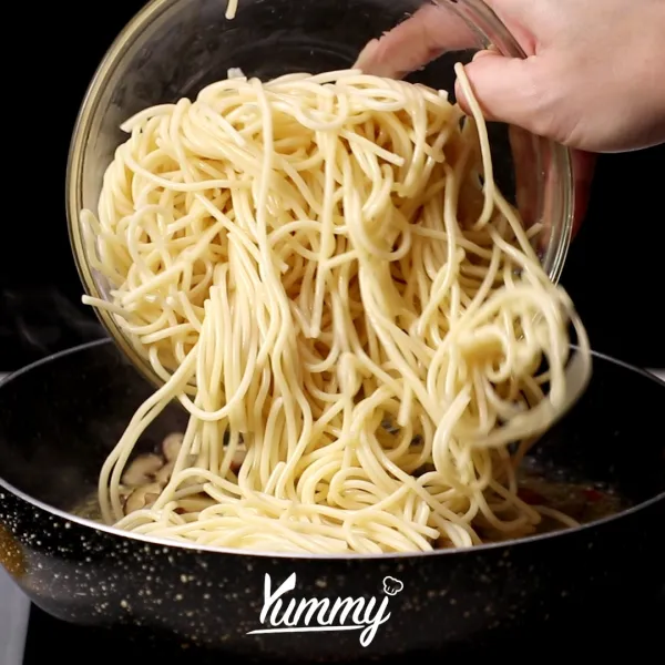 Tuangkan air rebusan pasta secukupnya, tambahkan spaghetti. Aduk rata, koreksi rasa.