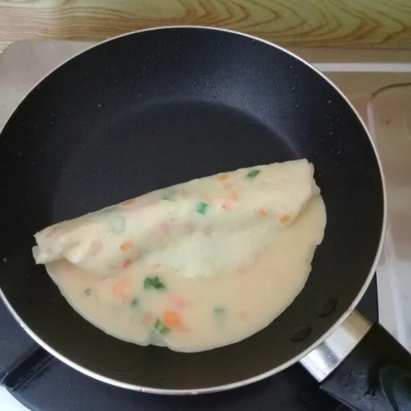 Siapkan dan panaskan wajan beri sedikit minyak  goreng. Tuang telur ke wajan, lalu gulung sampai matang. Angkat dan sajikan.