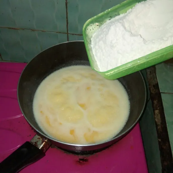 Masukka Tepung terigu dan garam aduk hingga adonan tidak menempel, lalu angkat dan sisihkan.