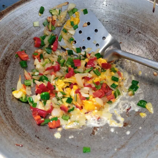 Masukkan telur. Aduk sampai tercampur rata.