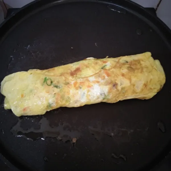Setelah kocokan telur sudah habis dan dadar telur sdh digulung semua. Angkat telur, biarkan dingin lalu potong-potong.