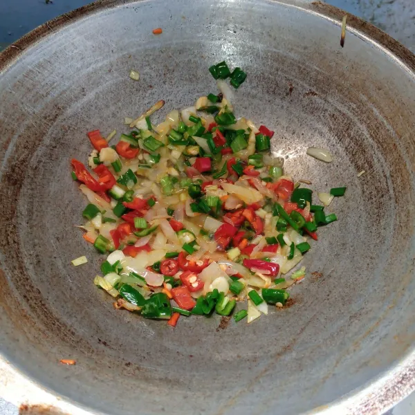 Masukkan cabai rawit, paprika hijau dan paprika merah. Aduk rata.