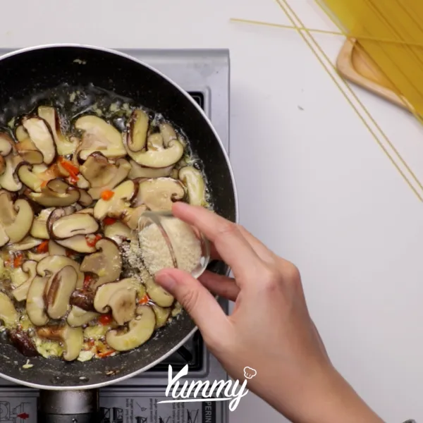 Tambahkan kaldu jamur, gula pasir, dan lada. Aduk rata.