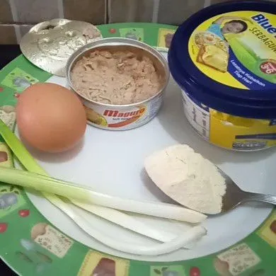 Siapkan Bahan tamagoyaki, iris serong daun prei.