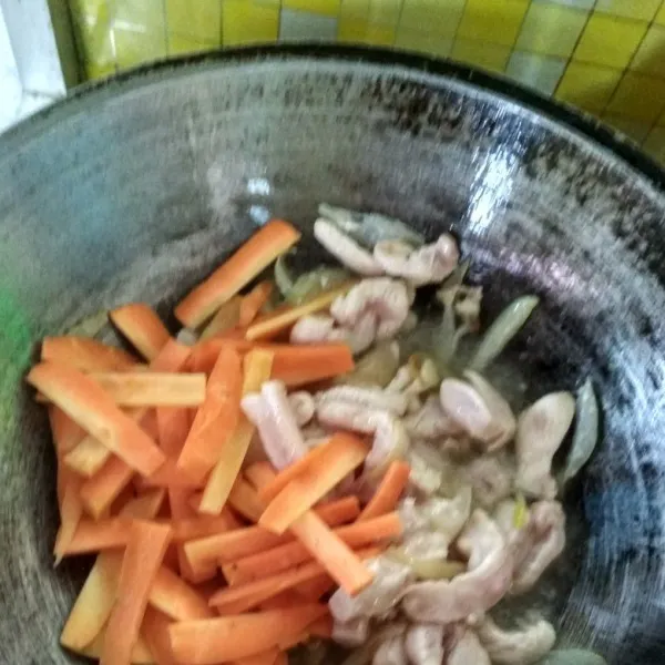 Masukkan ayam, masak hingga berubah warnanya sambil di aduk, lalu masukkan wortel, masak hingga wortel layu. Tambahkan garam, kaldu jamur, minyak wijen dan kecap asin. Aduk rata. Lalu masukkan semua bahan sayur, masak sebentar sambil diaduk rata.