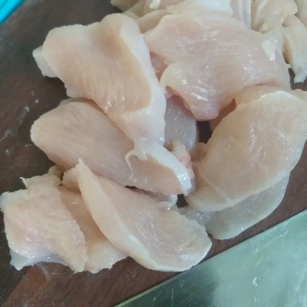 Potong fillet dada ayam setebal 0.5 cm.