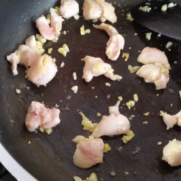 Panaskan wajan, beri 1sdm minyak/margarin. Tumis bawang putih hingga harum. Baru masukkan ayam cincang, tumis hingga berubah warna (matang).
