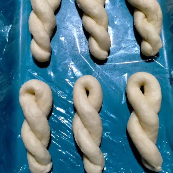 Pulung memanjang dengan tangan lalu bentuk plintir. Diamkan selama 30 menit.