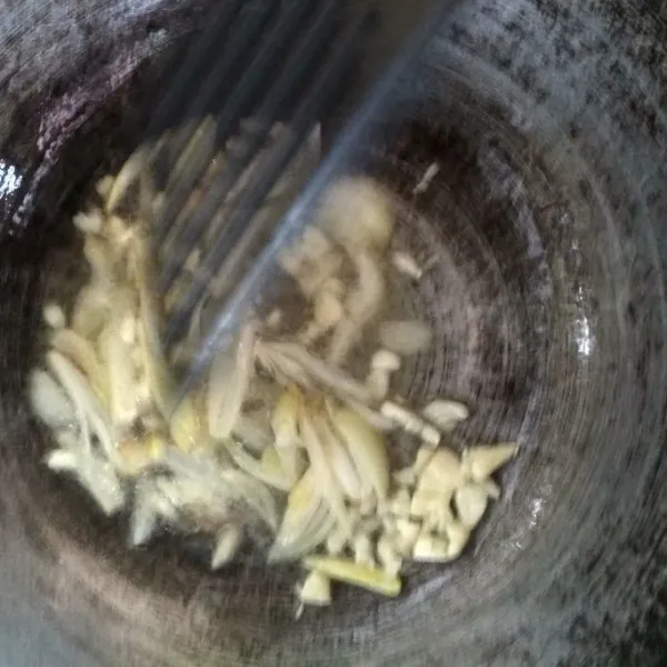 Panaskan minyak di atas wajan, lalu tumis bawang putih dan bawang bombay hingga layu dan harum.