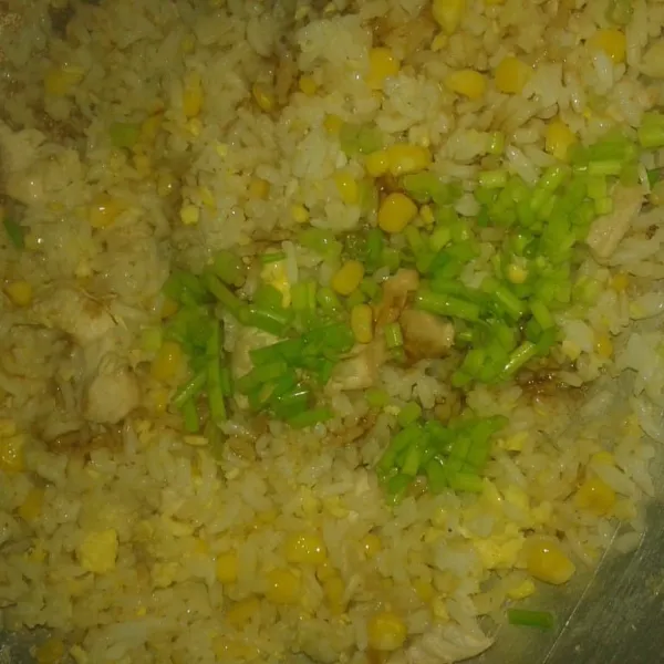 Terakhir masukkan daun bawang. Aduk sebentar. Angkat. Sajikan.
