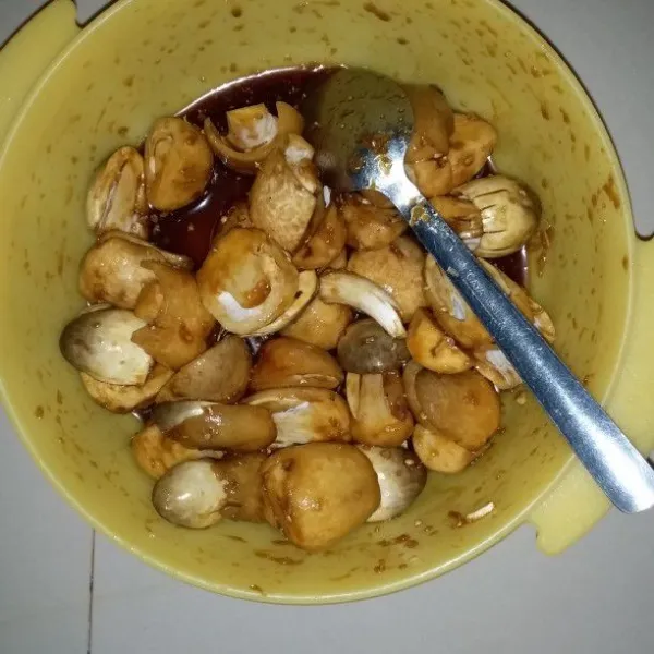 Masukan garam, bawang putih bubuk, kaldu bubuk dan kecap manis. Aduk hingga tercampur rata. Diamkan sejenak hingga bumbu meresap.