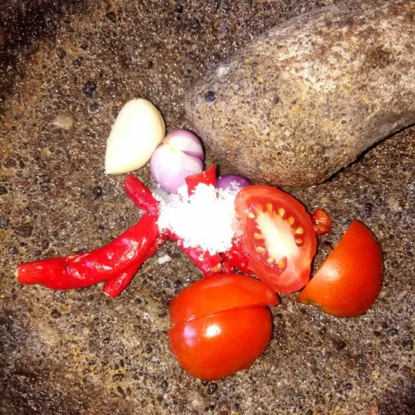 Haluskan bawang putih, bawang merah, cabe, tomat dan garam. Ulek/blender sampai halus.