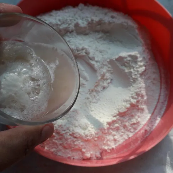 Setelah mengembang, masukkan larutan ragi kedalam tepung kering.