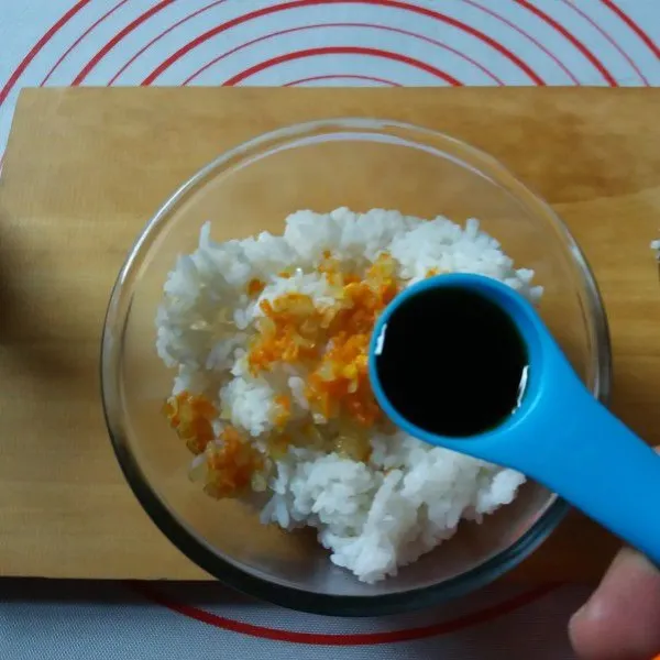 Siapkan nasi panas calam mangkuk, masukan tumisan wortel bombay dan kecap asin.