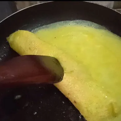 Gulung terus hingga adonan telor habis.